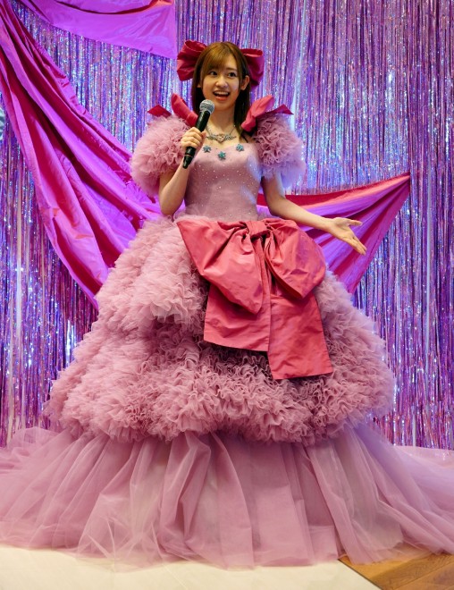 Takeo Ōtsuka and Rie Takahashi appear in outfits inspired by Aqua and Ai respectively, at the KIYOKO HATA × Oshi no Ko dress collection press conference in Tokyo. Takahashi stuns in a pink frilly dress with a large ribbon, while Ōtsuka wears an elegant aqua-blue tuxedo.
